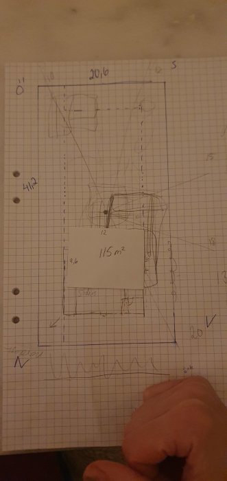 Handritad skiss av byggprojekt med mått och layout på rutigt papper, inklusive en etikett märkt "115 m²".