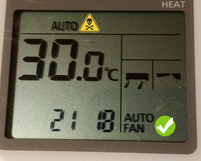 Termostat visar 30.0°C i AUTO-läge med varningsikoner och markeringen "HEAT" aktiverad.