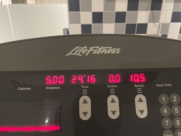 Display på en löpband från Life Fitness som visar förbrända kalorier, distans, tid, lutning och hastighet.