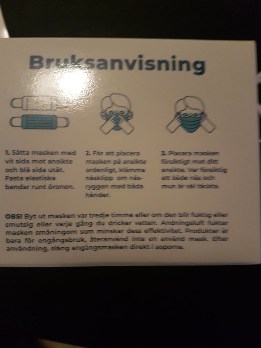 Bruksanvisning för ansiktsmask med bilder på korrekt användning: sätta på masken, justera näsklämma, kontrollera täckning.