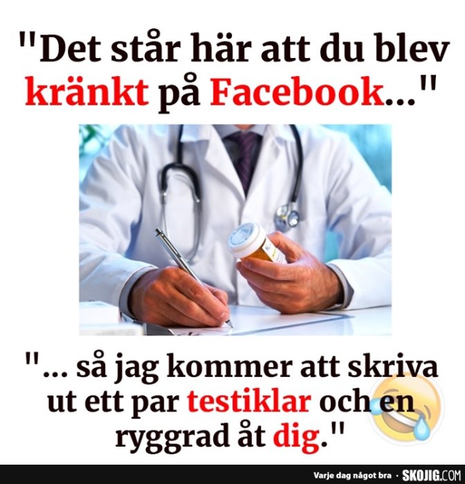 Läkare som skriver i journal med text om att bli kränkt på Facebook, skämtsamt.