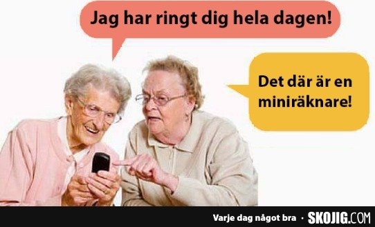 Två äldre kvinnor tittar på en mobiltelefon, en förvirrad om att det är en miniräknare, textbubblor med dialog.