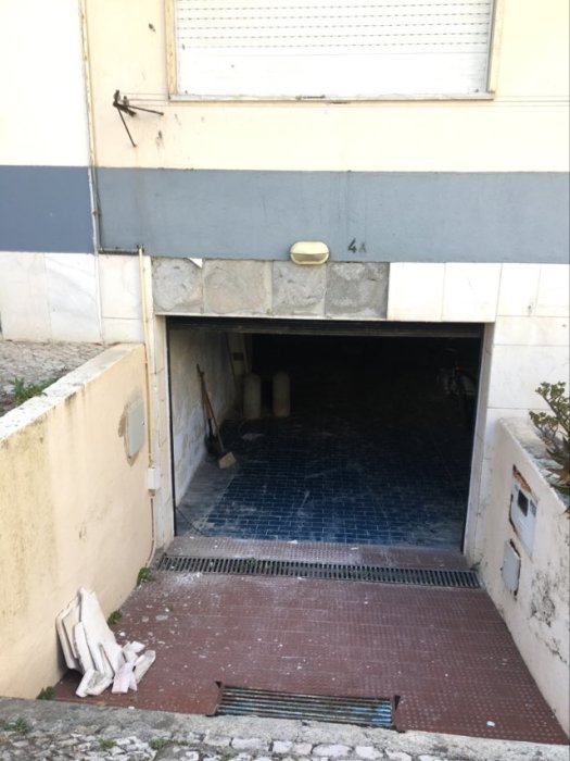 Garage med skarp kant framför nedfarten och cirka 1 meter högt från gatunivån.