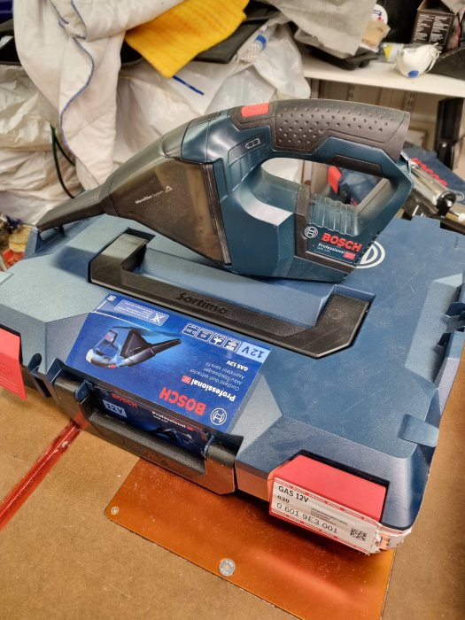 Bosch dammsugare för 12V-batteri på en L-Boxx, säljes för 500 kr.