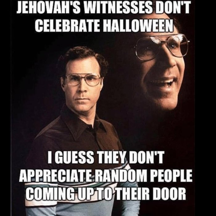 Meme med text som skämtsamt kommenterar Jehovas vittnens avståndstagande från Halloween.