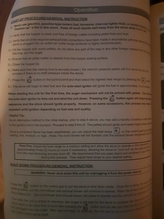 En manual med instruktioner för uppstart och avstängning av en ugn inklusive varningstexter och steg-för-steg-anvisningar.