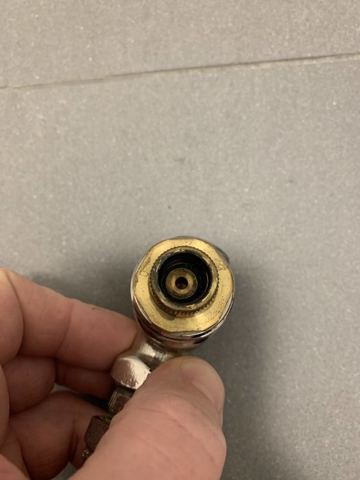 Radiatorventil med borttaget stift, visande ventilkäglan för fullt flöde och fettrester.