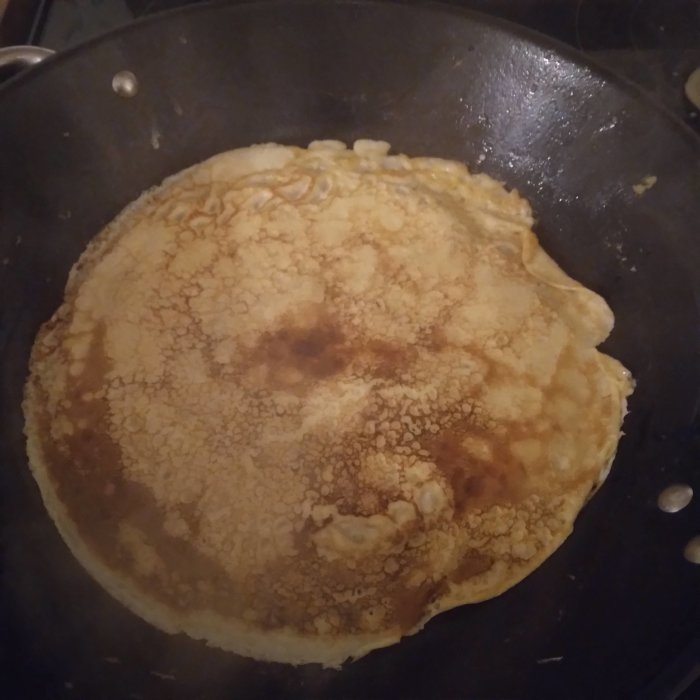 Nygräddad pannkaka i stekpanna.