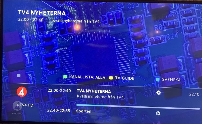 TV-meny överlagrad på elektronikkretsar, med val av TV4 Nyheterna och tidsschema.