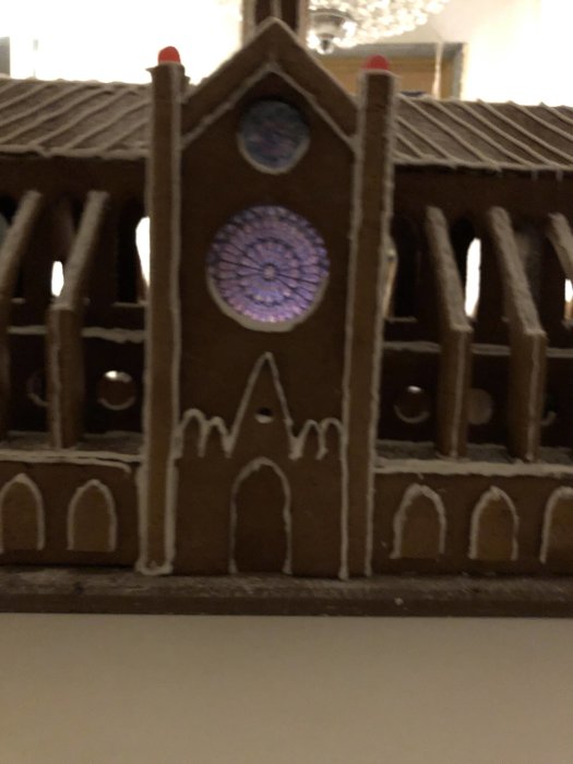 Pepparkakshus som föreställer Notre Dame-katedralen med detaljer i glasyr.