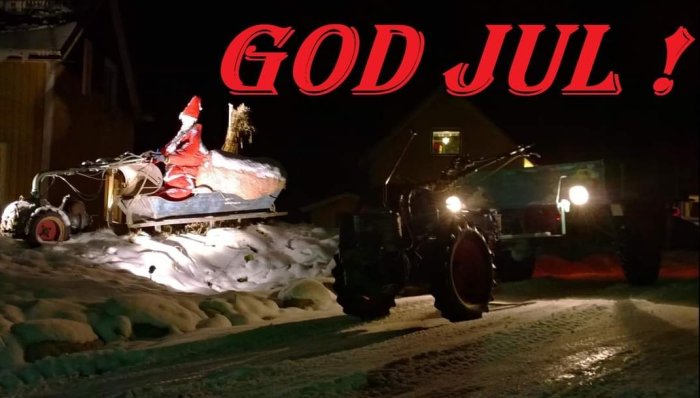 Traktor i snö med släde och "GOD JUL" text, julstämning på landsbygden.