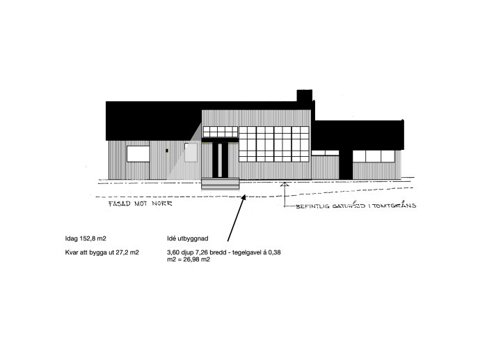 Arkitektonisk illustration av 60-talshus med planerad tillbyggnad, fasad mot norr, och måttangivelser.