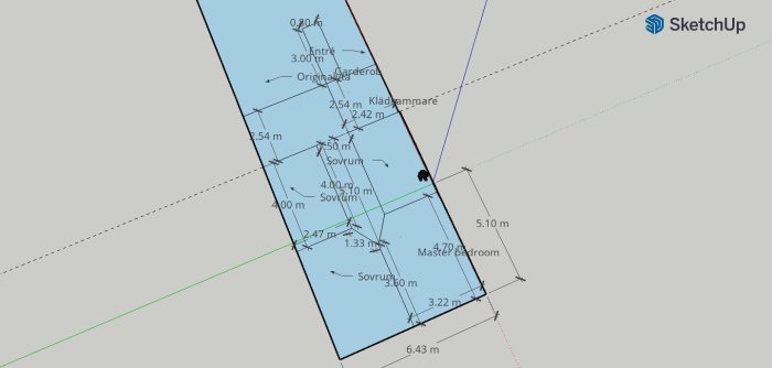 Grovt ritad skiss av husplan med fyra sovrum, klädkammare och måttangivelser.