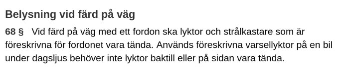 Utdrag ur trafikförordningen om fordonsbelysning, med text om när lyktor och strålkastare ska vara tända vid färd.