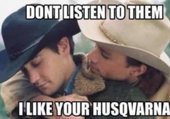 Två män i cowboyhattar, en tröstar den andra, med text ”I like your Husqvarna”.