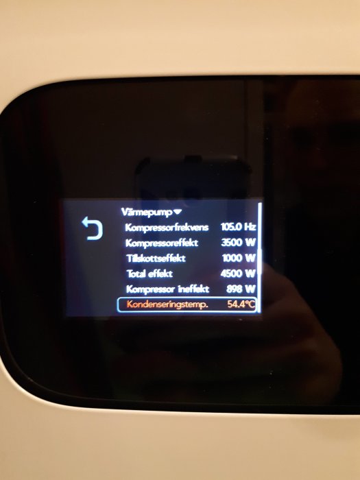 Display på värmepump som visar värden för kompressorfrekvens, effekt och kondenseringstemperatur.
