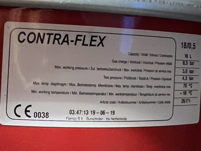 Informationstavla för Contra-Flex trycktank med tekniska specifikationer, inkluderar kapacitet och maxtryck.