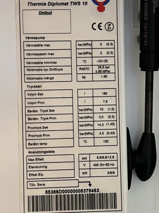 Specifikationsetikett på en Thermia Diplomat TWS 10 bergvärmepump med tekniska data.