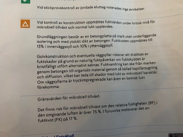 Bild på ett öppet besiktningsprotokoll med text som beskriver risk för fukt i ett hus från 1975.