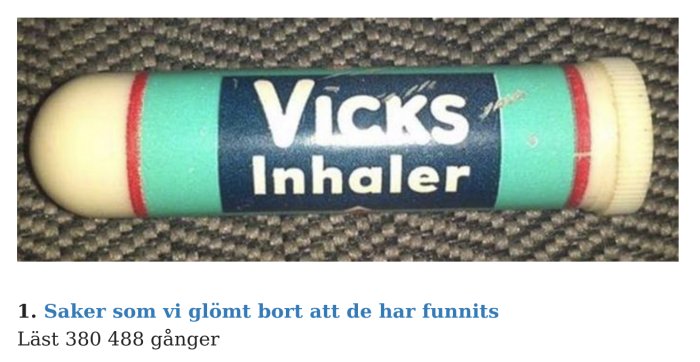 En Vicks inhalator liggandes på ett tygunderlag.