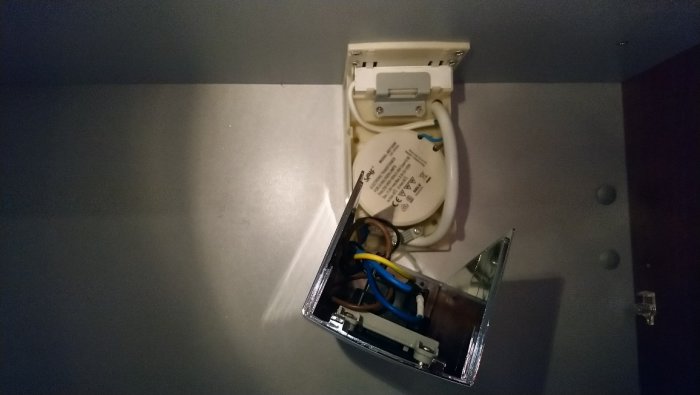 Transformator i rakapparat-eluttag utan synlig säkring för badrumsskåpsbelysning.
