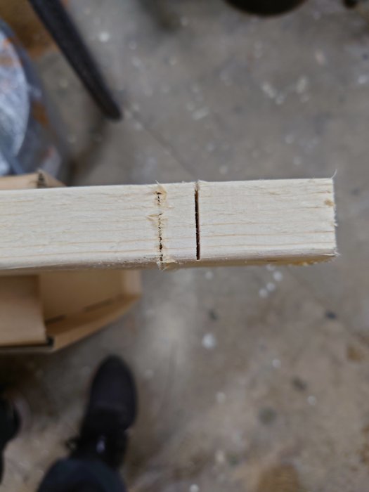 Träplanka sågad nästan igenom med en liten bit kvar, tagna av en GKS 12V-26 såg.