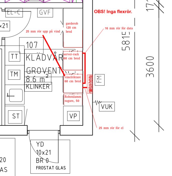 Ritning av ett rum med planerad inredning och noteringar, inklusive garderob och server-rack.