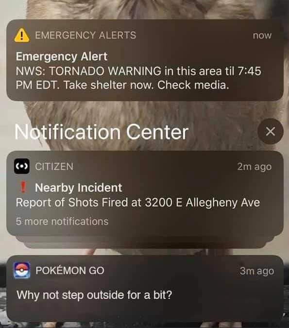 Skärm med varningsmeddelanden om tornado och skottlossning samt en Pokémon GO-inbjudan att gå ut.