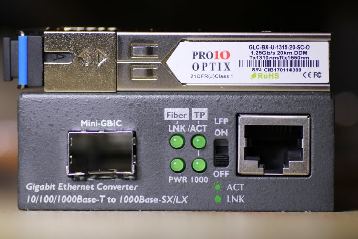 Gigabit Ethernet Converter med optisk fiberanslutning och Ethernet-port samt statusindikatorer.
