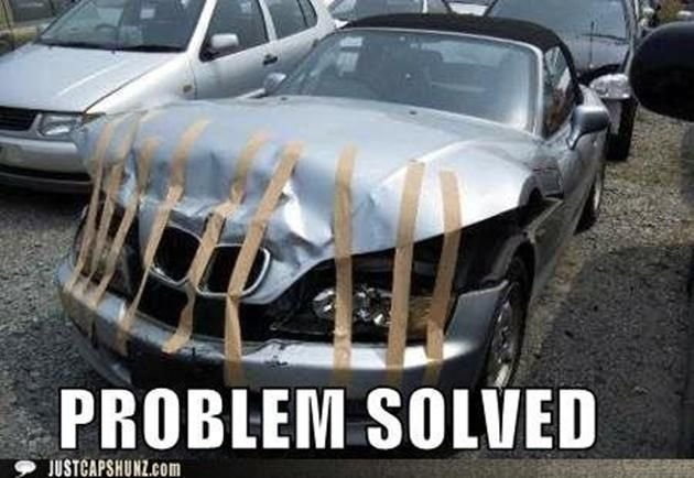 Bil med bucklad front försluten med brun packtejp, texten "PROBLEM SOLVED" undertill.