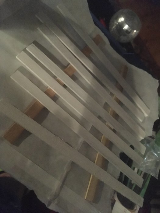 Hemmafixade vita namnskyltar i trä, nygjorda och placerade på en diskbänk.