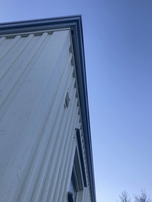 Öppning för ventilation vid takfoten på en husfasad för att förhindra kondens.