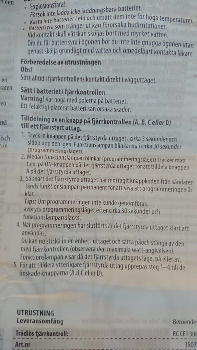 Närbild av bruksanvisning för programmering av trådlösa vägguttag med fjärrkontroll.