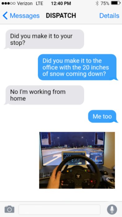 Skärmdump av textkonversation om att jobba hemifrån, med bild på person som kör i en körsimulator.
