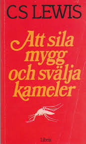 Omslaget till C.S. Lewis bok "Att sila mygg och svälja kameler" med röd bakgrund och vit text.