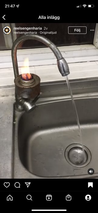 En brinnande improviserad brasa under ett kopparör med vatten som strömmar från röret.