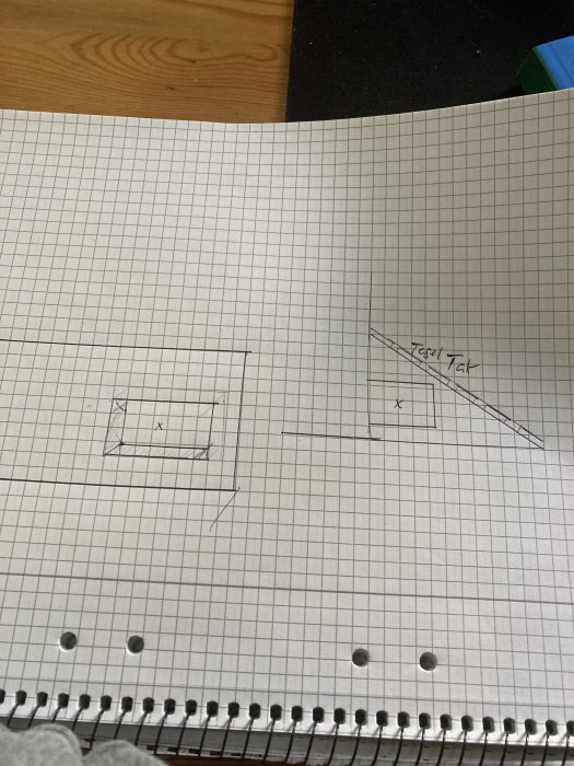 Ritad skiss av ett inbyggt hyllplan under tak på rutat papper.