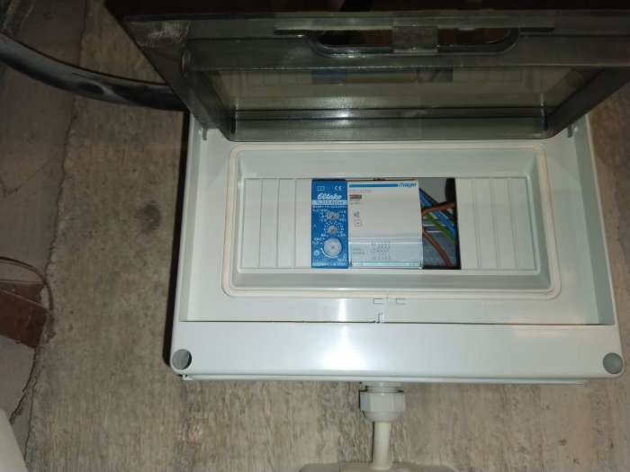 Elektriskt skåp med öppen kapsling som visar en nyligen installerad kontaktor och kopplingsutrustning.