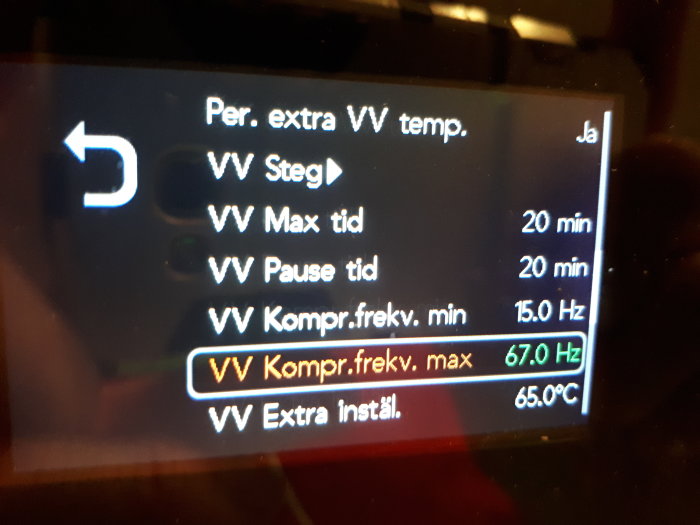 Värmepumpens display visar inställningsmeny med kompressorns maxfrekvens på 67,0 Hz.