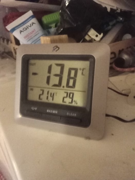 Termometer visar -13.8°C ute och +21.4°C inne med 29% luftfuktighet.
