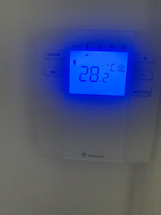 Termostat visar inomhustemperatur på 20,2 grader Celsius.