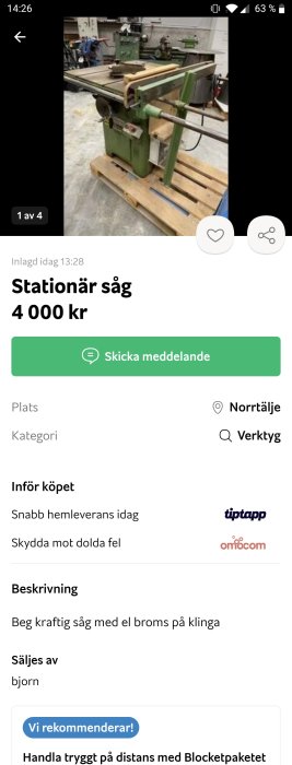 Stationär sågmaskin på en pall i en verkstadsmiljö.