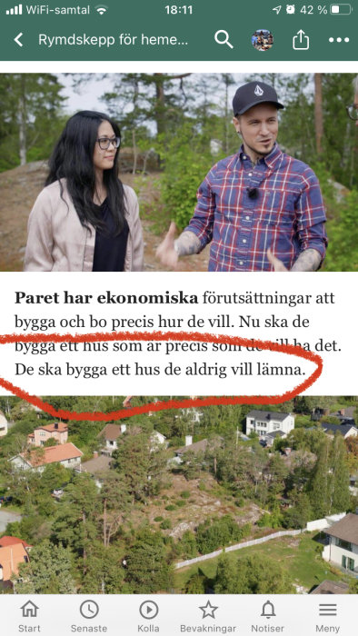 Ett par diskuterar byggplaner utomhus, med en tom tomt i bakgrunden.