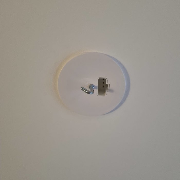 Takuttag i kök med jordad kabel klar för anslutning av ojordad lampa.