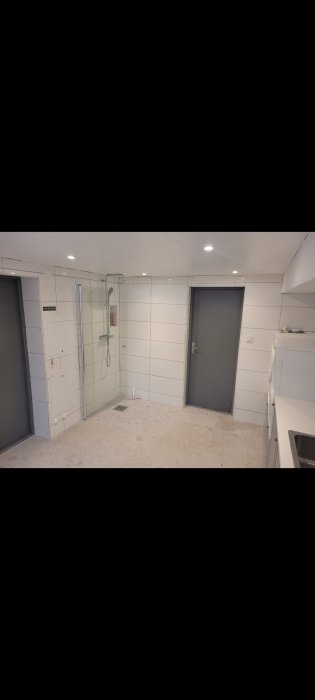 Renoverad 12 kvm stort badrum med vita kakelväggar, glasduschvägg och duschhörn.