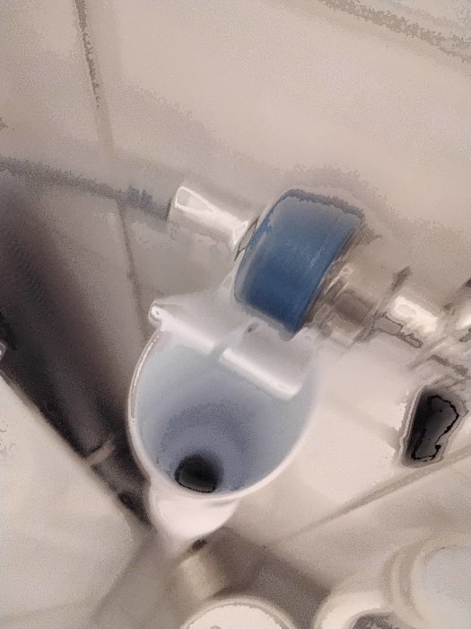 Tvättmaskinslang insatt i avloppsstigrör med fråga om korrekt anslutning.