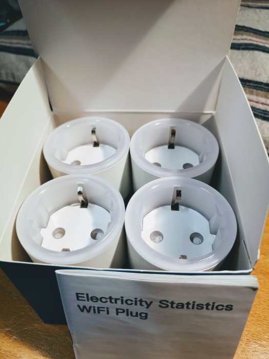 Fyra vita smarta Plejd-pluggar i förpackning med etiketten "Electricity Statistics WiFi Plug".