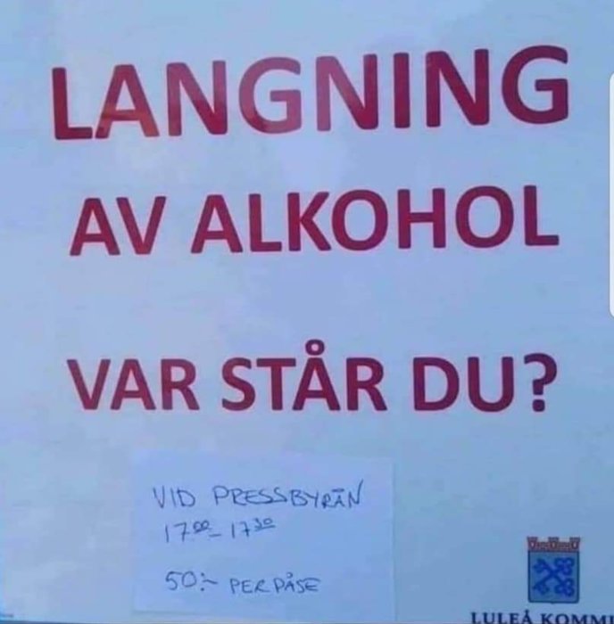 Skylt med text "LÅNGNING AV ALKOHOL VAR STÅR DU?" och handskriven lapp "vid Pressbyrån 17-17:30 50:- per påse".