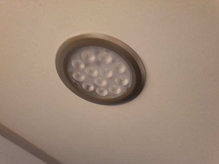 Downlight i taket med flera LED-lampor, inbyggd i ett vitt tak.