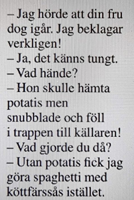 Svartvit bild av en textkonversation där någon uttrycker sin sorg över en bekants frus bortgång och en annan nämner en incident med potatis.